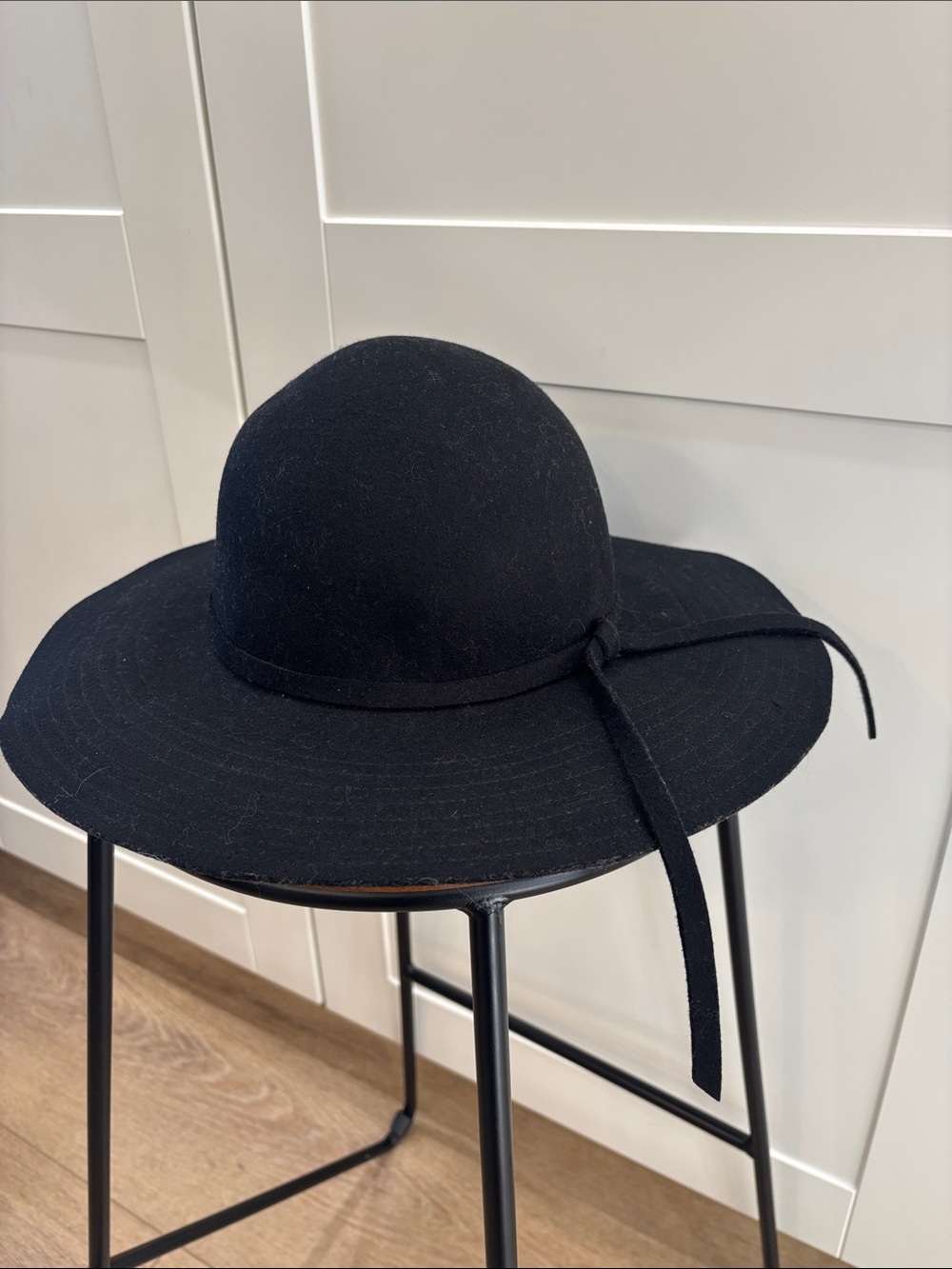 Women's Black Wide-Brim Felt Sun Hat with Tie Band